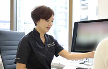 カウンセリングを行っている女性歯科医師