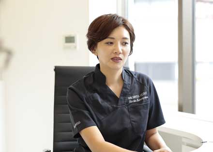 カウンセリングをしてる女性歯科医師
