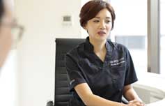 カウンセリングをしてる女性歯科医師