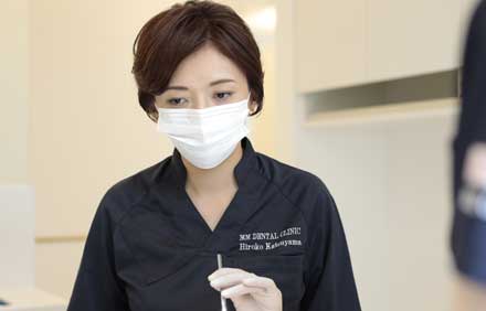 矯正のメンテナンス治療をしてる女性歯科医師