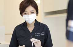 矯正のメンテナンス治療をしてる女性歯科医師