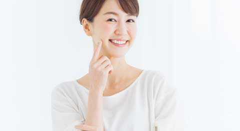 白い歯が見えてる笑顔の女性