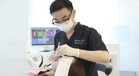 矯正治療をしてる男性歯科医師