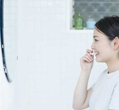 歯を磨いている女性