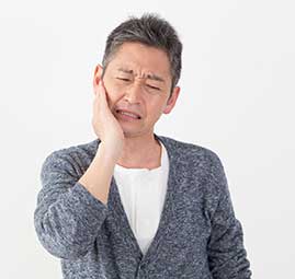 顎が痛い男性