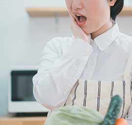 キッチンで顎がカクンとなった女性