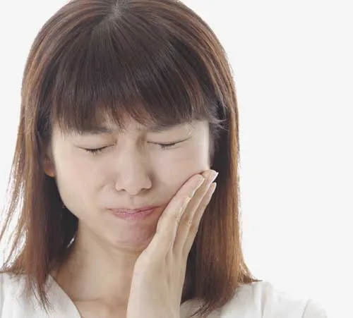 歯が痛い女性