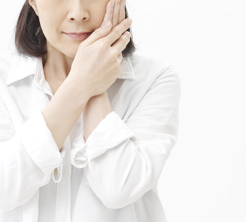 歯の模型と医療器具