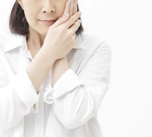 歯の模型と医療器具