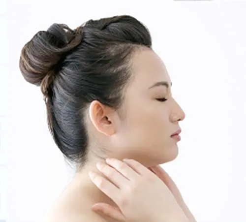 悩んでいる女性