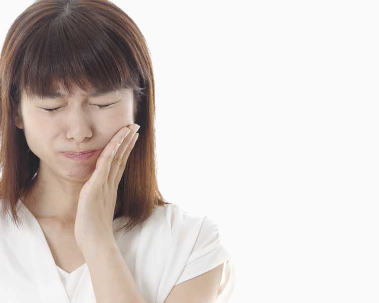 歯を痛がっている女性