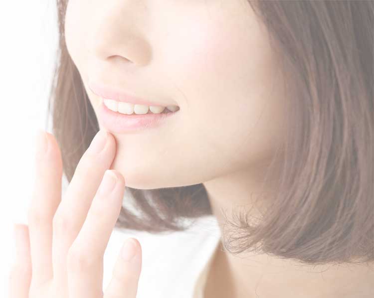噛み合わせを気にして口元を触っている女性