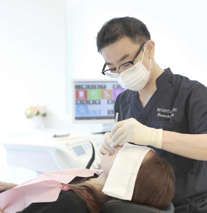 治療する北條歯科医師