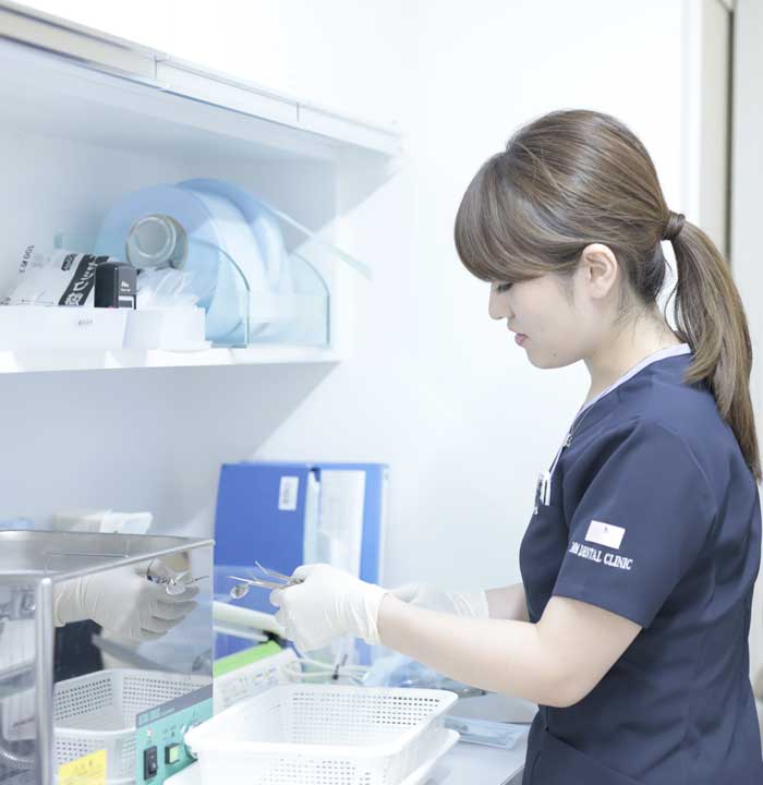滅菌・衛生管理をする歯科衛生士