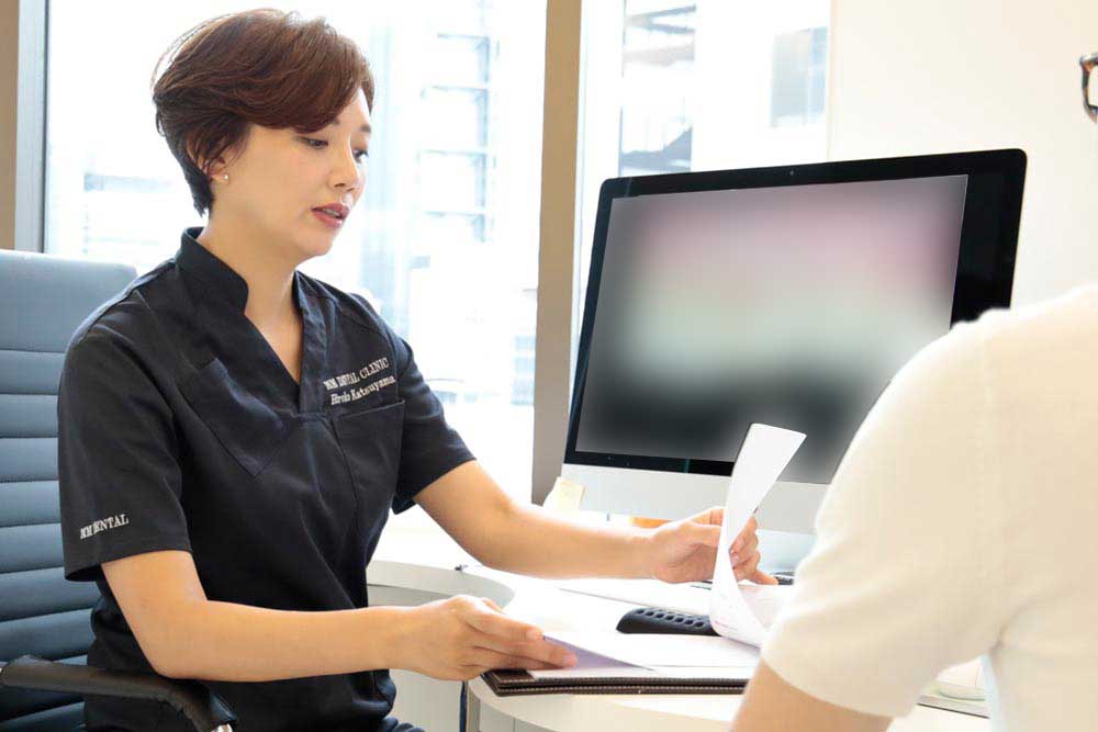 患者に治療の説明をしている院長